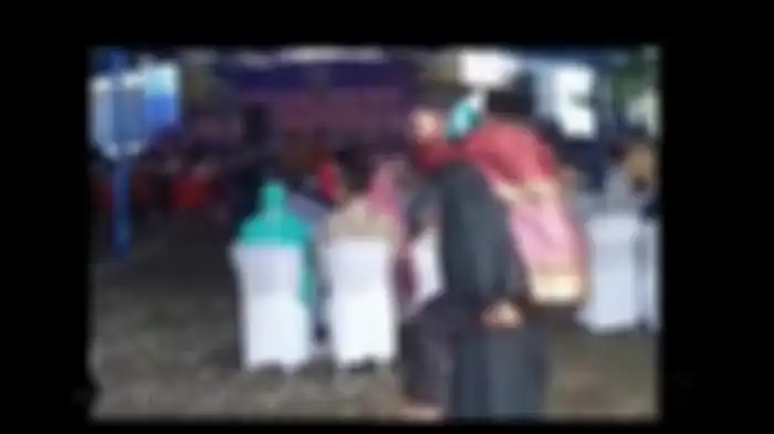 Seorang wisudawan menggendong ayahnya yang sudah renta ke acara wisuda. Videonya viral di media sosial. 
