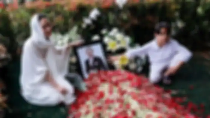 BCL dan anaknya mengunjungi makam Ashraf Sinclair