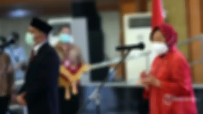 Menteri Sosial, Tri Rismaharini memberikan kata sambutan pada acara serah terima jabatan Menteri Sosial di Kantor Kementerian Sosial, Jakarta Pusat, Rabu (23/12/2020). 