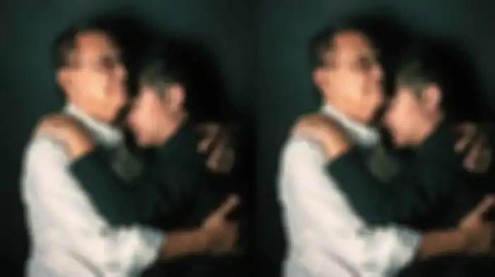 Foto yang sangat menyentuh saat Roy Marten memeluk Gading Marten, anaknya. Foto itu serasa pas dengan kondisi Gading Marten saat ini dan cara Roy Marten menenangkannya. 