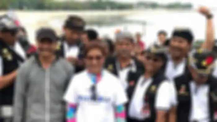 Foto Susi Pudjiastuti saat ikut membersihkan sampah di tanggal 28 Oktober 2018. 