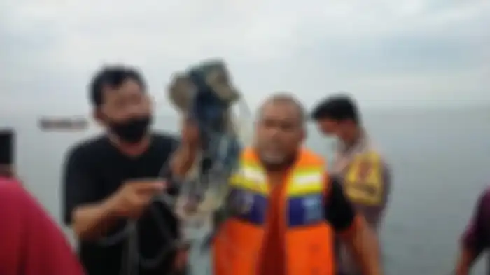Tim Basarnas menemukan puing pesawat Sriwijaya Air SJ 182 rute Jakarta-Pontianak yang hilang kontak pada Sabtu (19/1/2021) sore. 