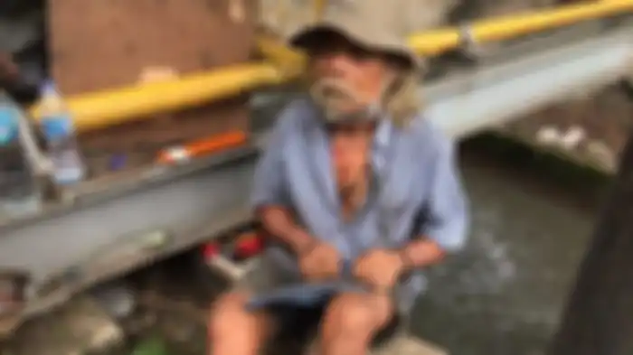 Nur Saman (69), sosok gelandangan yang disebut ditemui Menteri Sosial, Tri Rismaharini. Nur Saman sehari bekerja sebagai pemulung dan serabutan di sekitar Jalan Minangkabau, Pasar Manggis, Setiabudi, Jakarta Selatan.
