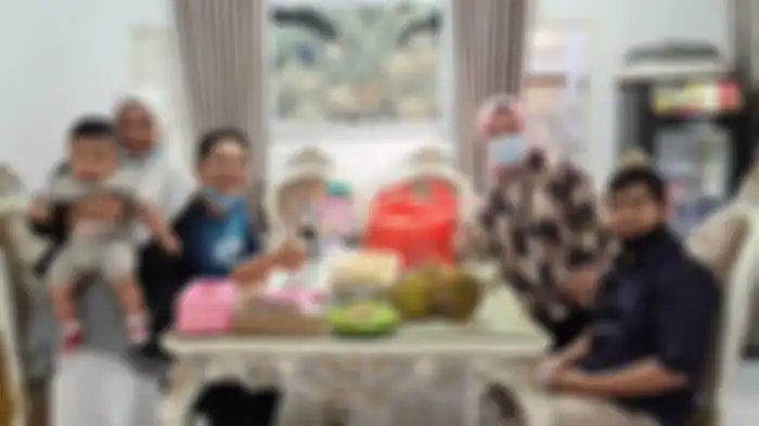 Rizki bersama istri dan anaknya saat silaturahmi ke kediaman Sekda Kota Pangkalpinang, Radmida Dawam beberapa waktu lalu sebelum terbang ke Kalimantan menggunakan pesawat Sriwijaya Air yang jatuh di Kepulauan Seribu, Sabtu (9/1/2021 