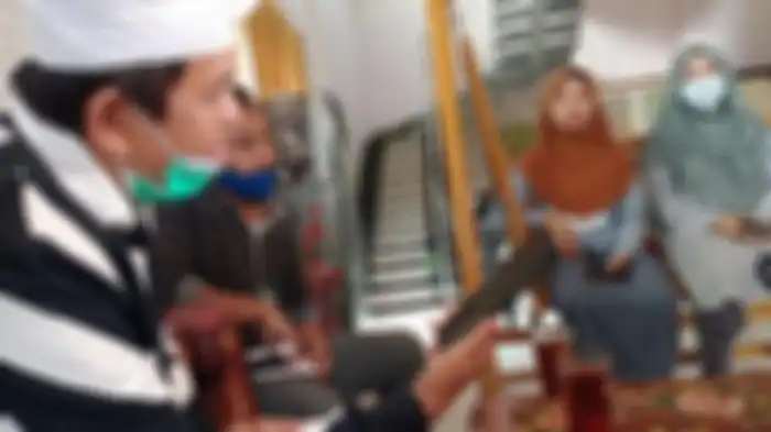 Dedi Mulyadi, anggota DPR RI saat melakukan sambungan telepon dengan A yang berseteru dengan ibu kandungnya, S,