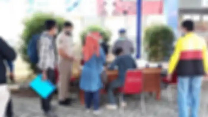 Seorang wanita bernama Sarah bingung kenapa namanya ada di daftar manifes pesawat Sriwijaya Air, padahal dirinya tak merasa mendaftar.