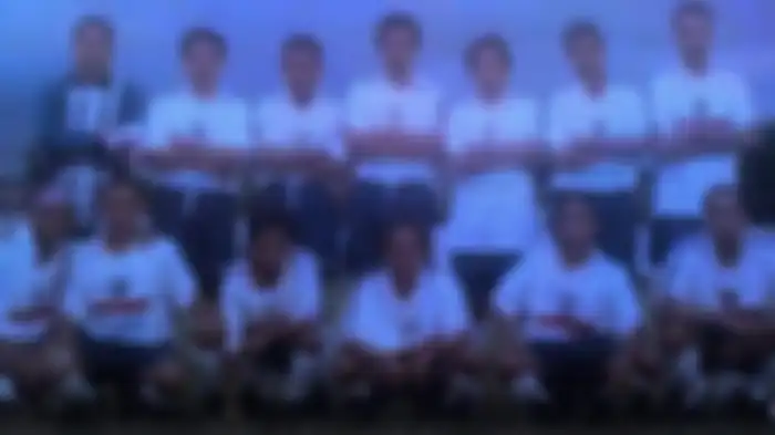 Foto Syekh Ali Jaber menggunakan nomor punggung 8 (berdiri:paling kanan) bersama pemain lain di klub sepak bolanya. 