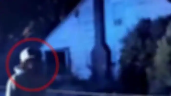 Sekelompok pemuda sebagai pemburu hantu dibuat lari terbirit-birit. Hal itu terjadi setelah mereka membuka kulkas di rumah kosong. Isinya mengejutkan