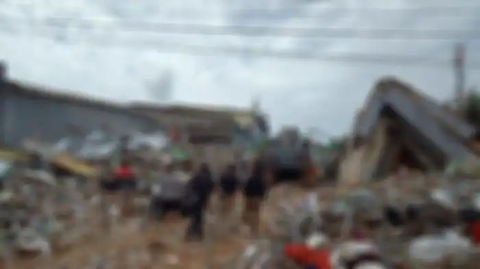 Proses Evakuasi korban gempa Mamuju oleh tim sar gabungan. Direktur Akademi PSM Makassar, Febriyanto, menginformasikan rumahnya ikut roboh saat gempa terjadi.