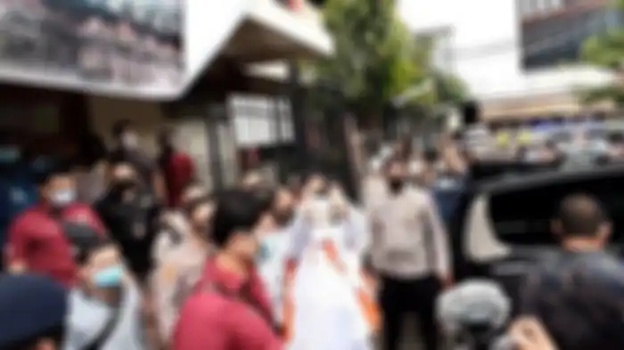Habib Rizieq Shihab keluar dari Rutan Ditresnarkoba Polda Metro Jaya untuk dipindahkan ke Rutan Bareskrim, Kamis (14/1/2021) sore. 