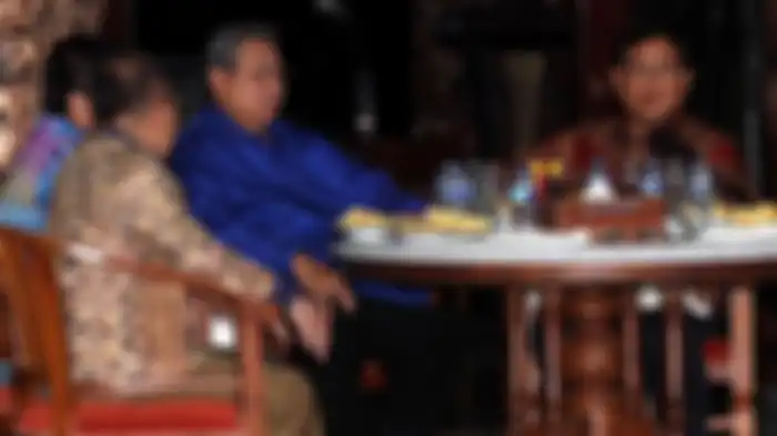 Ketua Umum Partai Demokrat Susilo Bambang Yudhoyono (kedua kanan) berbincang dengan Ketua Umum Partai Gerindra Prabowo Subianto (kanan), beserta petinggai Partai Demokrat dan Partai Gerindra lainnya, saat mengadakan pertemuan di Kediaman Susilo Bambang Yudhoyono di Cikeas, Bogor, Jawa Barat, Kamis (27/7/2017) malam.