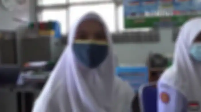 Elizabet Anggelia Zega, siswi non-muslim di SMKN 2 Padang yang mengaku memakai jilbab karena peraturan dan ingin menyesuaikan diri dengan lingkungan di sekitarnya. 