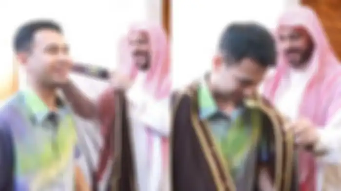 Raffi Ahmad saat mendapat jubah dari Syekh Ali Jaber