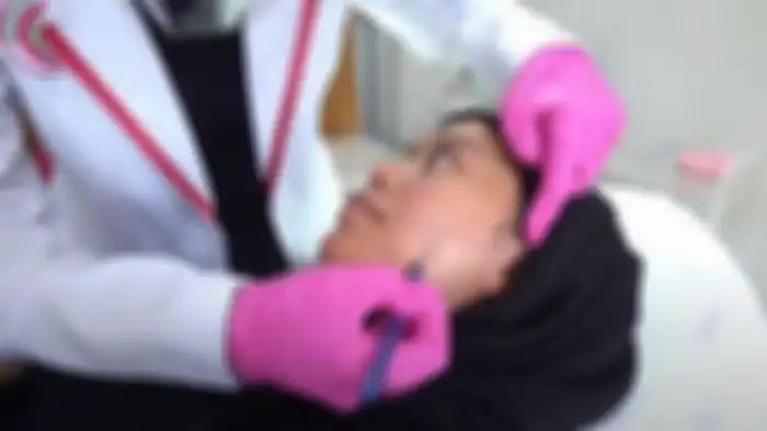 Lesty Kejora saat melakukan permak wajah