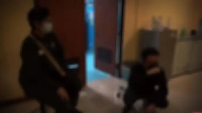 Denny Darko nyaris pingsan saat diajak dokter forensik lihat korban Sriwijaya Air .