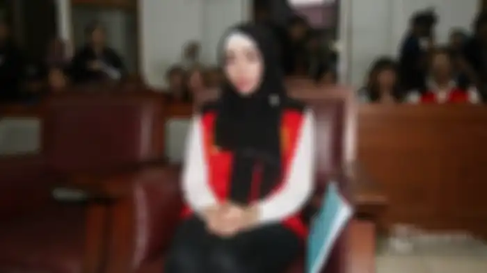 Roro Fitria berpenampilan berbeda dengan mengenakan hijab hitam saat menjalani sidang lanjutan di Pengadilan Negeri (PN) Jakarta Selatan, Rabu (17/10/2018) 