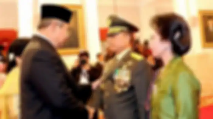 Presiden SBY memberi ucapan selamat usai lantik Jenderal Moeldoko sebagai Panglima TNI pada 30 Agustus 2013. 