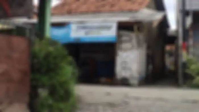 Pemilik bengkel rumahan, Bang Osi berharap dapat bantuan Rp 2,4 juta.
