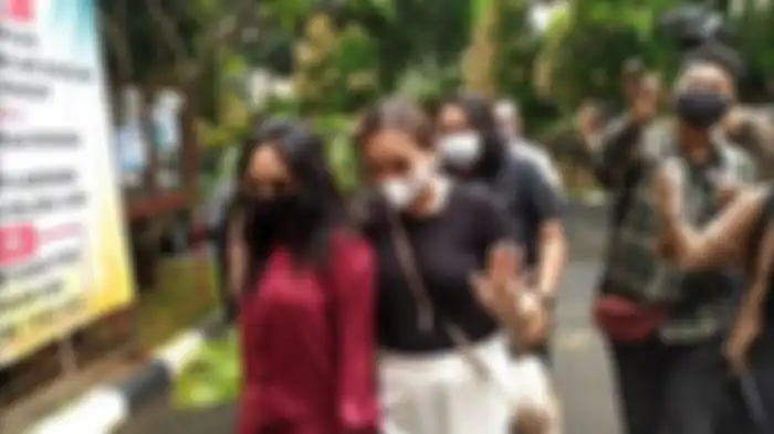 Selebgram Rachel Vennya (merah) hadir di Pengadilan Agama Jakarta Selatan, Selasa (9/2/2021) siang.  