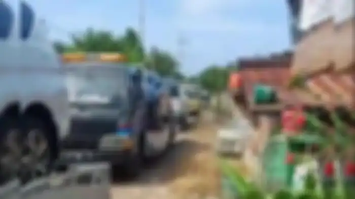 Capture video viral warga Desa Sumurgeneng, Kecamatan Jenu, Kabupaten Tuban, beli mobil ramai-ramai. 