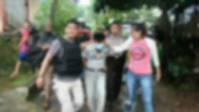 Kasat Narkoba Kepolisian Resor Bogor Jawa Barat AKP Yuni Purwanti Kusuma Dewi SH dengan pakaian jins dan kaos menyamar lalu menangkap pengedar narkoba di Bogor. 
