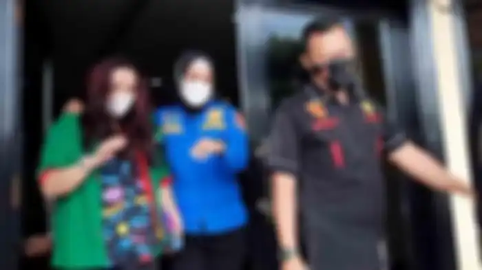 Jennifer Jill saat akan dibawa ke Puslabfor Sentul, Kabupaten Bogor bersama petugas Polres Metro Jakarta Barat, Kamis (18/2/2021). 
