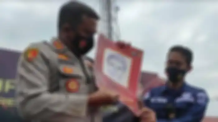 Kapolres Mojokerto Kota AKBP Deddy Supriadi menunjukkan sketsa wajah terduga pelaku pembunuhan terhadap Santi, wanita terapis pijat tradisional di Rumah pijat Berkah Berkah, Dusun/ Desa Mlirip, Kecamatan Jetis, Kabupaten Mojokerto.