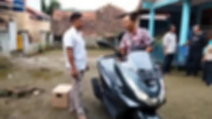 Cahyono (baju putih) membeli motor baru. Mendadak jadi miliarder karena terdampak pembangunan Waduk Kuningan.