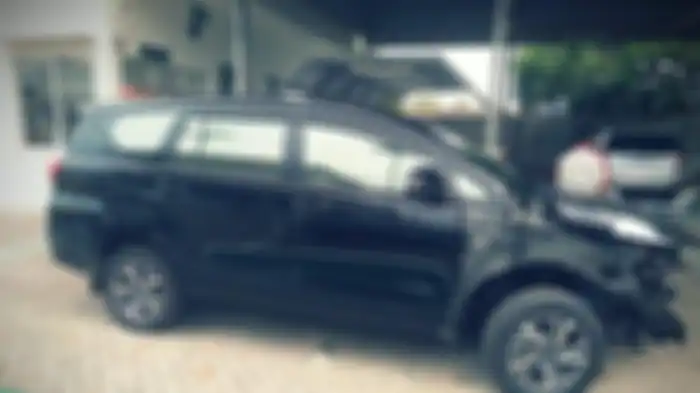 Toyota Innova milik miliarder asal Tuban yang mahir mengemudi ringsek.
