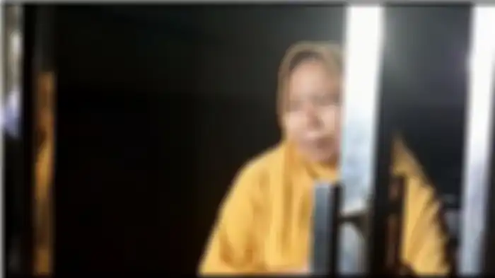 Asisten rumah tangga keluarga Ririe Fairus, Siti Munawaroh, menangisi nasib anak-anak Ayus yang terdampak perselingkuhan sang ayah dengan Nissa Sabyan, Kamis (25/2/2020). 
