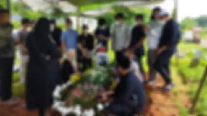 Teddy Syach saat memakamkan istri tercintanya, Rina Gunawan.