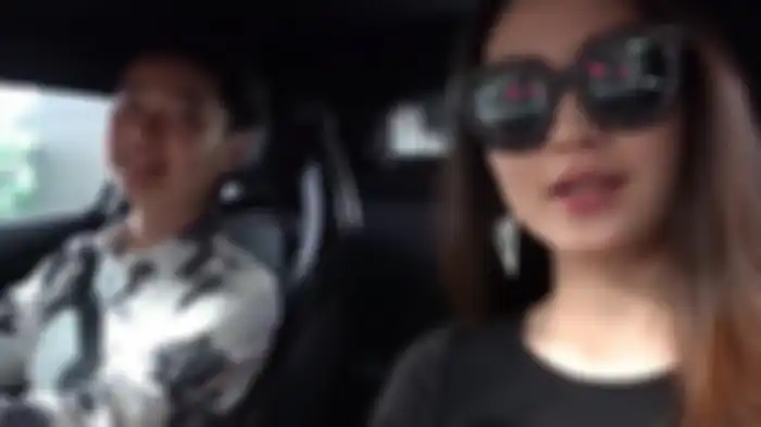 Natasha Wilona dan Melvin Tenggara di dalam Lamborghini