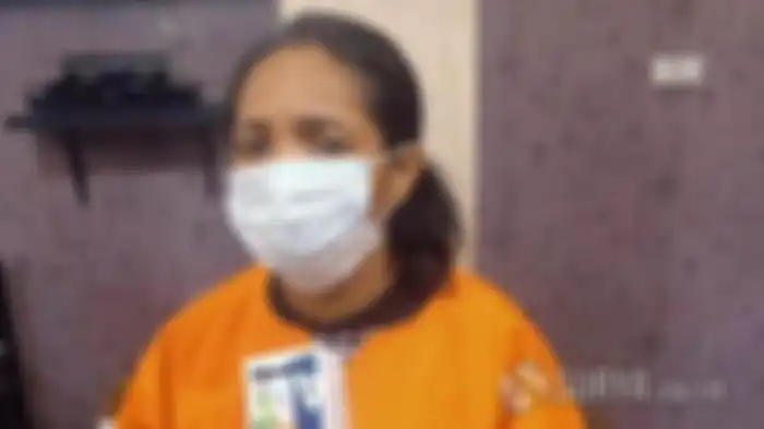 Fitriyah Bihina, paranormal gadungan, saat di Mapolsek Asemrowo Surabaya. 