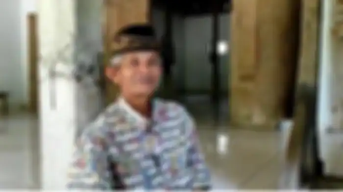 Tohari mantan warga kampung Sumbulan menceritakan alasan kenapa kampungnya bisa sepi tak berpenghuni.