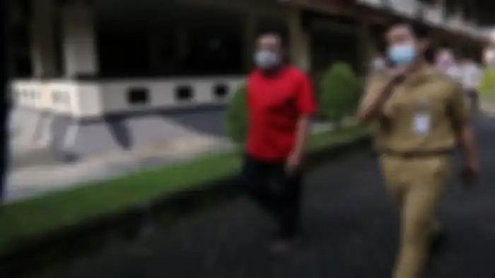 Wali Kota Solo, Gibran Rakabuming Raka (kanan) dan Ketua DPC PDIP Solo, FX Hadi Rudyatmo (kiri) berjalan bersama 