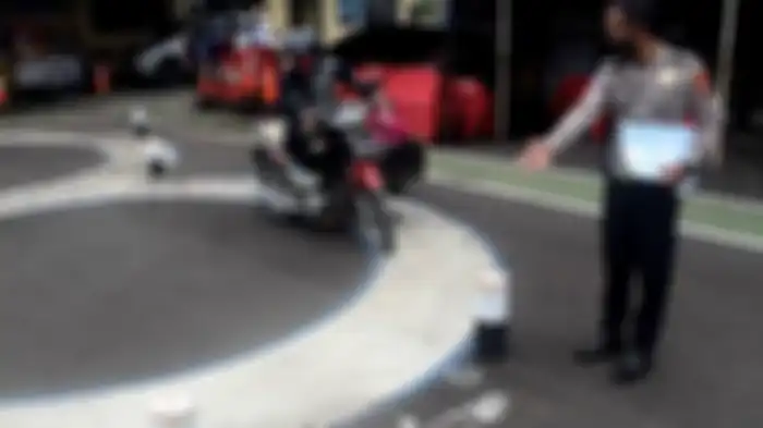 Proses ujian praktik SIM Gratis di Kota Tegal.
