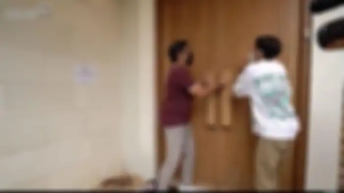 Pintu Rumah Vicky Prasetyo