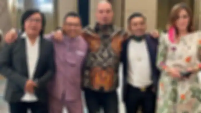 Juri Indonesian Idol berfoto: Anang, Ari Lasso, Ahmad Dhani, Judika, Maia Estianty