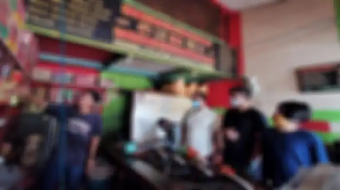 Gubernur DKI Jakarta, Anies Baswedan, membagikan momen berada di Warung Kopi (Warkop) Parahiyangan, Putra Kuningan, bersama sang anak. 