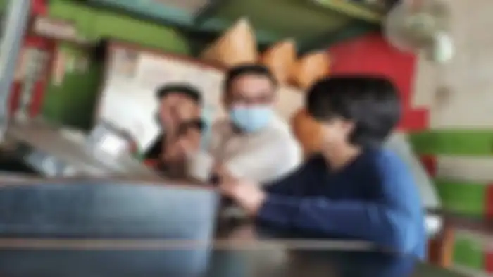 Gubernur DKI Jakarta, Anies Baswedan, membagikan momen berada di Warung Kopi (Warkop) Parahiyangan, Putra Kuningan, bersama sang anak. 