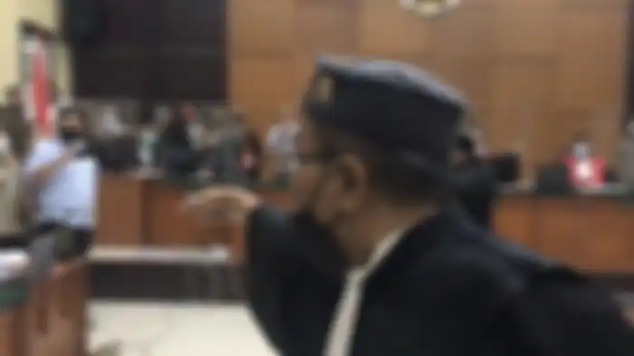 Sejumlah kuasa hukum terdakwa Rizieq Shihab berteriak ke arah Jaksa Penuntut Umum (JPU) dan hakim dalam persidangan dengan agenda pembacaan dakwaan di Pengadilan Negeri Jakarta Timur, Cakung, Jakarta Timur pada Selasa (16/3/2021) siang.