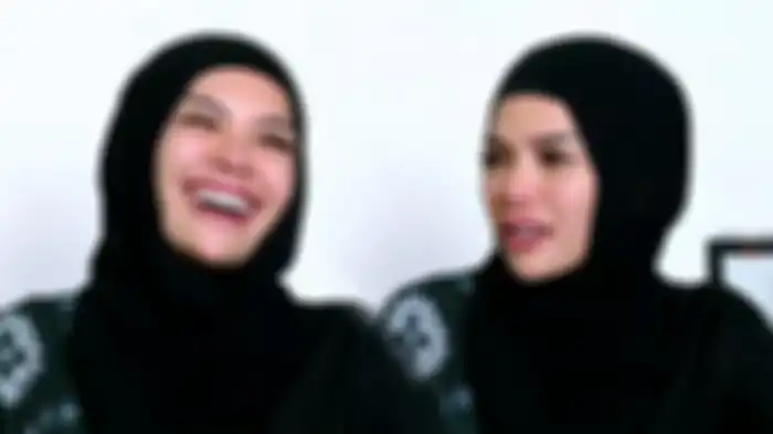 Nikita Mirzani saat berhijab