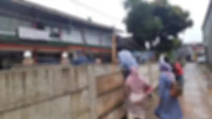 Kediaman Melinda di RT 04 / RW 03 Jalan Akasia, Kelurahan Tajur, Kecamatan Ciledug, Kota Tangerang dipagar tembok beton. Ruli yang membangun dinding tersebut mengurung rumah Melinda. 