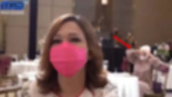 Mulan Jameela duduk di belakang Maia Estianty