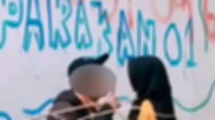 Video mesum dua Remaja di depan tulisan Parakan 01 viral di media sosial