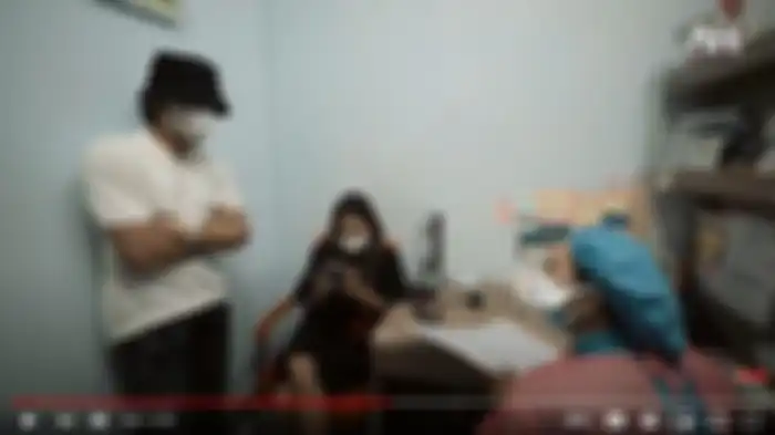 Pasangan selebriti Atta Halilintar dan Aurel Hermansyah pergi ke dokter kandungan.   
