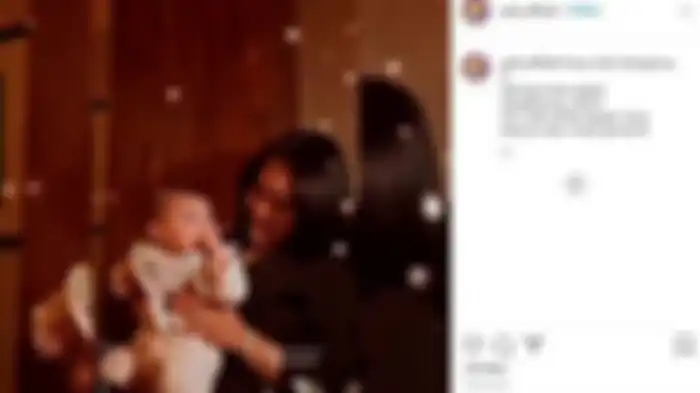 Syahrini menggedong seorang bayi