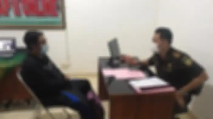 Proses pelimpahan tahap II pelaku dengan dugaan penyelahgunaan bantuan sosial untuk warga miskin di Desa Pujungan, Lecamatan Pupuan, Tabanan, Rabu 24 Maret 2021