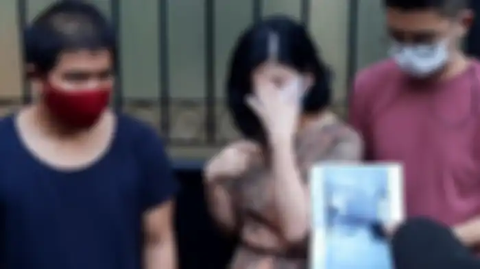 Prianka Reguna Bukit, anak dari Desiree Tarigan, menunjukan foto dapur yang disegel oleh Hotma Sitompul, Jumat (26/3/2021). 