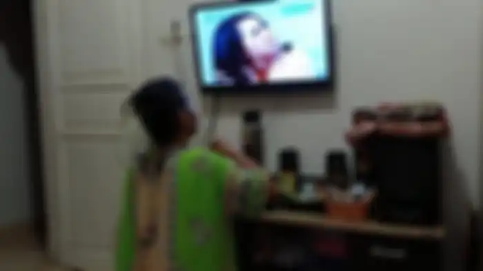 Sairoh (40) warga Kelurahan Margadadi, Kecamatan/Kabupaten Indramayu saat menonton sinetron Ikatan Cinta di kediamannya, Sabtu (27/3/2021). 